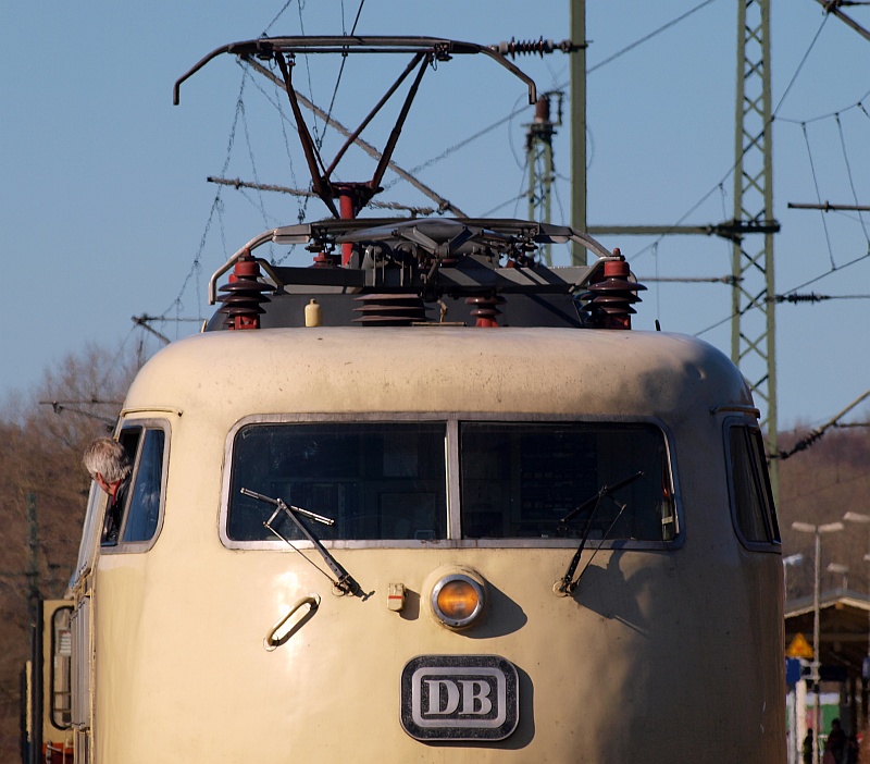 Wegen eines vor mir knieenden Fotografen der freundlicher Weise seinen Arm nicht aus dem Bild nahm habe ich diesen Zuschnitt der BR 103 gewählt. Schleswig 06.03.2011