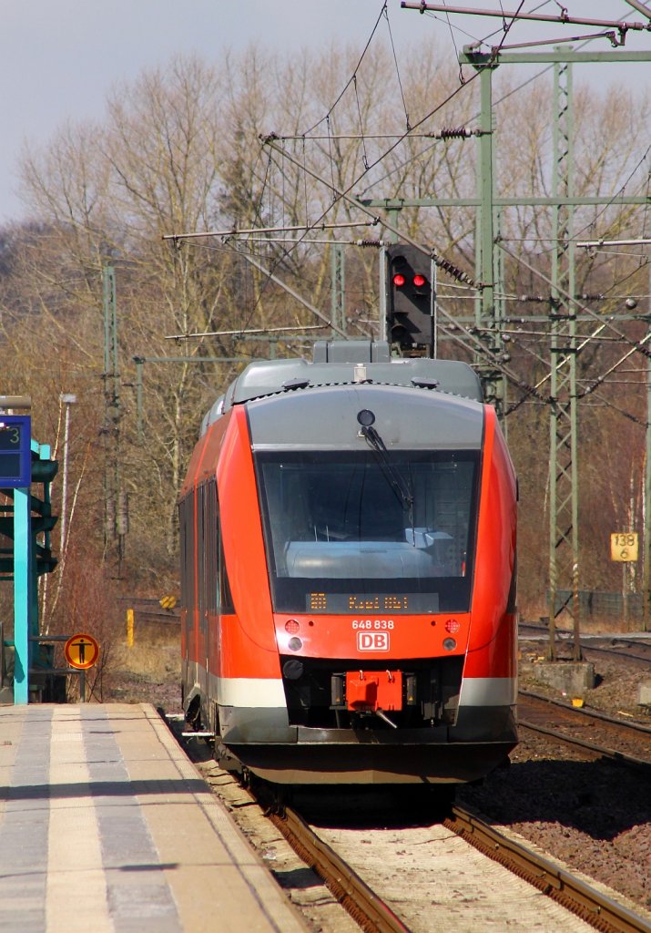 Wegen der IC Umleiter fuhren einige RB's nach Husum nur bis Schleswig, wurden dort auf Gleis 3 geparkt und fuhren dann wieder nach Kiel zurück da die Fahrgäste nach Husum ja im IC mitfahren konnten. Hier steht 648 338/838 im Bhf von Schleswig. 07.04.2013