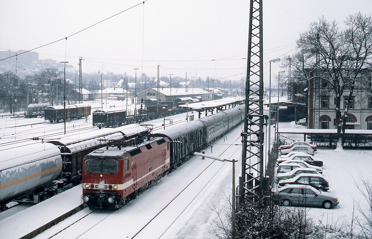 Wegen Lokmangels mietete die DB von der Deutschen Reichsbahn im September 1990 einige Lokomotiven der Baureihe 243 ein, die für diese Einsätze bereits in das DB-Nummernschema als 143 eingereiht wurden. Was heute alltäglich ist, war im Februar 1991, als eine 143 mit einem Zug in Villingen eintraf, noch etwas besonderes.