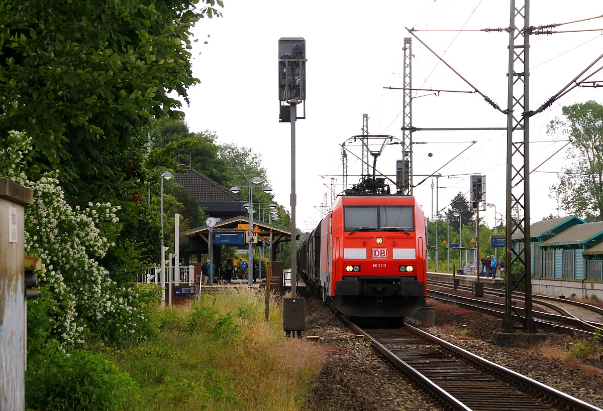 Wegen einer Oberleitungsstörung zwischen Schleswig und Jübek wurde der Verkehr kurzfristig eingestellt, somit musste die EG 3112 mit ihrem langen Gz im Bhf Schleswig warten. Die Aufnahme enstand vom Bü Karpfenteich in Schleswig. 19.06.2014