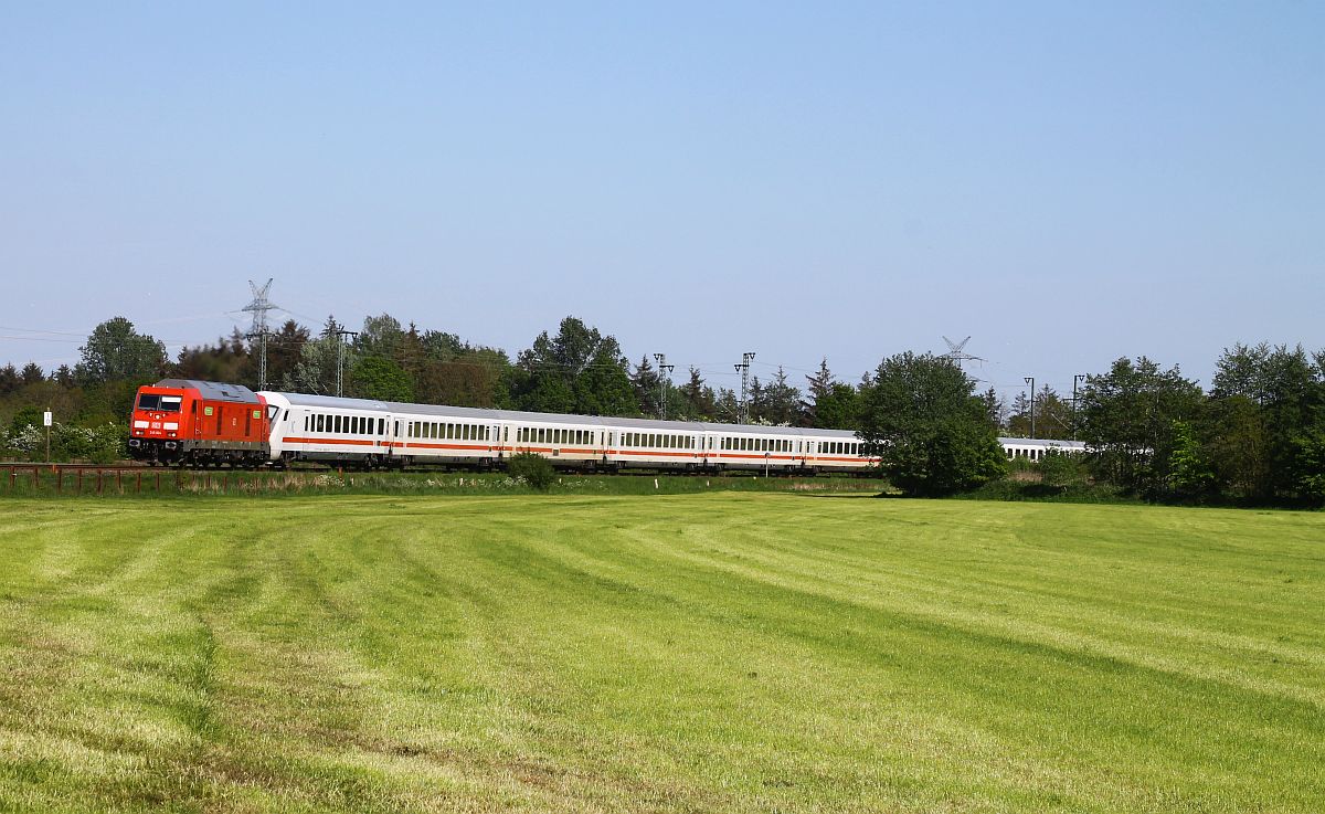 Wegen einer Streckensperrung aufgrund eines Gleislagefehlers auf dem südlichen Teil der Marschbahn wurden die IC 2311/2310 von und nach Westerland/Sylt über Neumünster und Jübek umgeleitet.
Hier biegt der IC 2310 nach Westerland/Sylt in Jübek von der Jütlamdstrecke Hamburg-Flensburg auf die Nebenstrecke nach Husum ab. Es führt die 245 024, Jübek 13.05.2024  