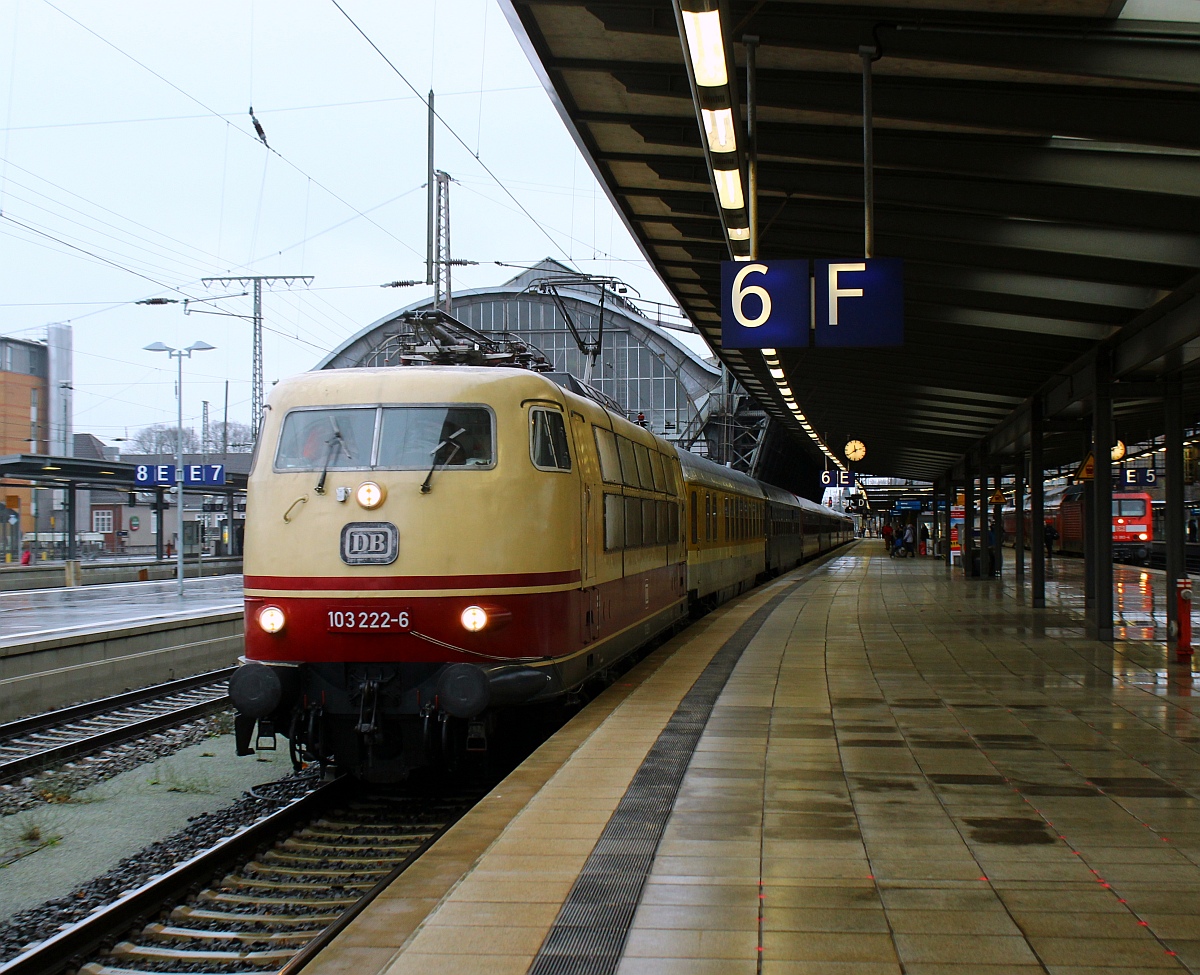 Weihnachtssonderzug mit der Systemtechnikzuglok 103 222-6 bei der Einfahrt in den Bremer Hauptbahnhof. 03.12.2011(üaVinG)