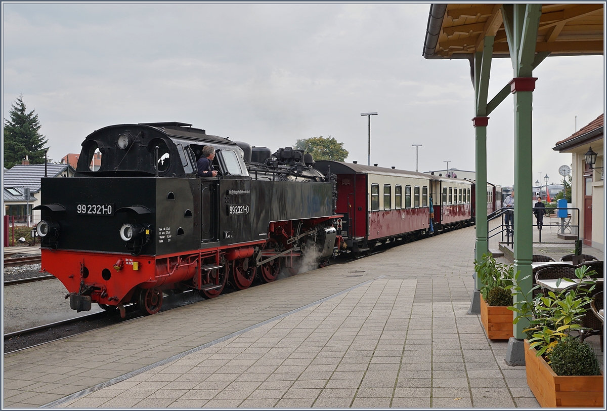 Weil es so schön ist, noch ein paar weitere Dampflokbilder, diesmal von der Molli:
Die 99 2321-0 wartet in Bad Doberan auf ihre Fahgäst und die Abfahrtszeit.
28. Sept. 2017