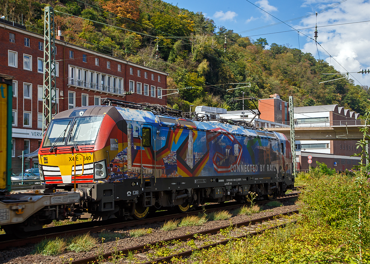 Weil sie so schön ist, nochmal als Nachschuss...
Die an die TX Logistik AG vermietete Siemens Vectron MS X4 E - 640 (mit Werbung -Connected by Rail-) bzw. 193 640 (91 80 6193 640-0 D-DISPO) der MRCE Dispolok GmbH (München) fährt am 02.09.2020, mit einem KLV-Zug, auf der Linken Rheinstrecke durch Koblenz-Oberwerth in Richtung Köln. Im Hintergrund die Koblenzer Brauerei (früher Königsbacher Brauerei).

Die Siemens Vectron MS - 6.4 MW wurde 2016 von Siemens in München-Allach unter der Fabriknummer 22164 gebaut. Sie hat die Zulassungen für Deutschland, Österreich und Italien , sie hat eine Höchstgeschwindigkeit von 160 km/h.