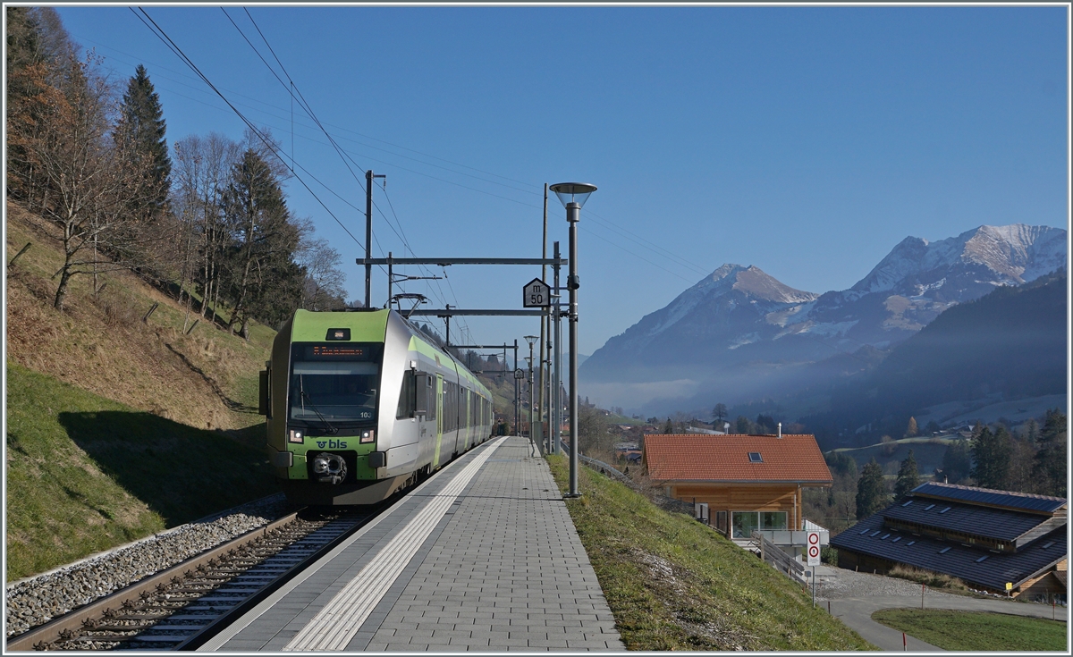 Weissenburg: Der Regionalzug nach Zweisimmen fährt ein. Da ich mit dem RABe 535 103 nach Zweisimmen fahren möchte und die Haltewunschtaste gedrückt habe, wird der Zug auch anhalten. 

25. Nov. 2020