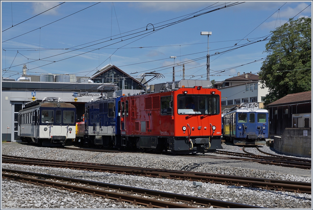 Weiter  Klötzchen  in Blau und Rot, diesmal auf 1000 mm Spur: MVR HGem 2/2 2501 und MOB Gme 2/2 2502 in Chrenex.
11. August 2016