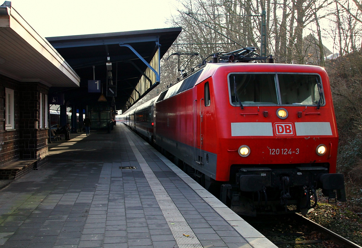 Wenige Minuten nach dem der LPF 78082(Leerpark für IC 1981 und 2407) mit einer unbekannten DB 101 in Flensburg einfuhr kam die DB 120 124-3(Unt/MH/21.08.08)angerollt, wurde vom Tf angekuppelt und übernahm ihren Wagenpark für den IC 1981 nach München. Flensburg Hbf 14.02.2014