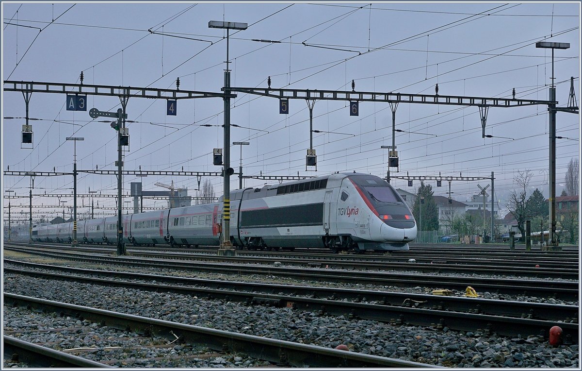 Wenn ein Reisezug einem Güterbahnhof, bzw. Rangierbahnhof planmässig einen Besuch abstattet ist dies schon was besonders, Unterstrichen wird die Besonderheit, zudem dadurch, dass es sich beim Reisezug um einen TGV handelt und der Rangierbahnhof noch mit den aller letzten im SBB Planeinsatz befindlichen Formsignalen ausgestattet ist. 
Aus diesem Grund zeige ich ausnahmsweise mehrere Bilder vom selben Motiv, damit die einzigartige Szenerie von verschieden Standpunkten aus eingehend betrachtet werden kann. 

Der TGV 4415 Lyria wartet im Rangierbahnhof von Biel auf seine nächsten Einsatz

5. April 2019