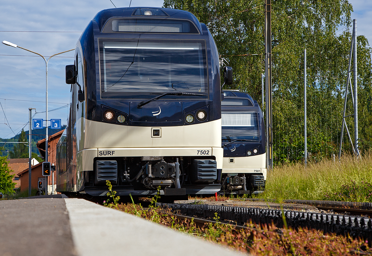 
Wenn es nicht dran stünde, dann wüste man so von vorne nicht ob es ein ALPINA oder ein SURF wäre...
Die SURF 7502  Blonay  und dahinter SURF 7501  Saint Légier - La Chiésaz  (elektrische Triebwagen für gemischten Adhäsions- und Zahnradbetrieb vom Typ Stadler SURF ABeh 2/6) der MVR (Transports Montreux–Vevey–Riviera) stehen am 21.05.2018 im Bahnhof Blonay.
