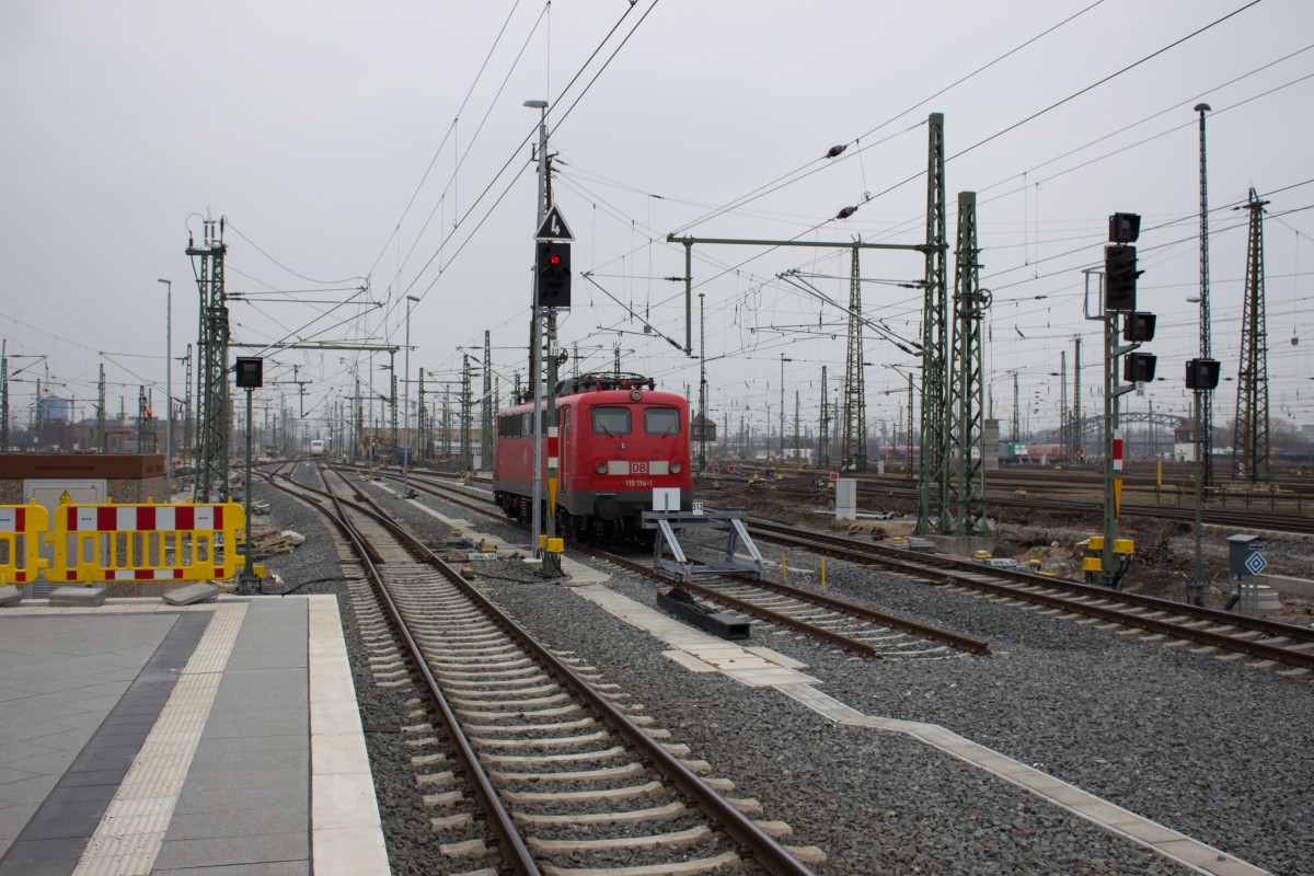 Wenn man am Ende des Bahnsteigs eine E 10 entdeckt, läuft man natürlich hin. Blöd nur, wenn man am Ende angekommen feststellt, dass ein Signal das Objekt der Begierde verdeckt. Zum Umlaufen der Gleise war keine Zeit mehr, denn der Anschlußzug würde natürlich nicht warten. Also: Baustellenstillleben mit 115 114 und Signal vor der Lok. Und Prellbock. Und Lampe.