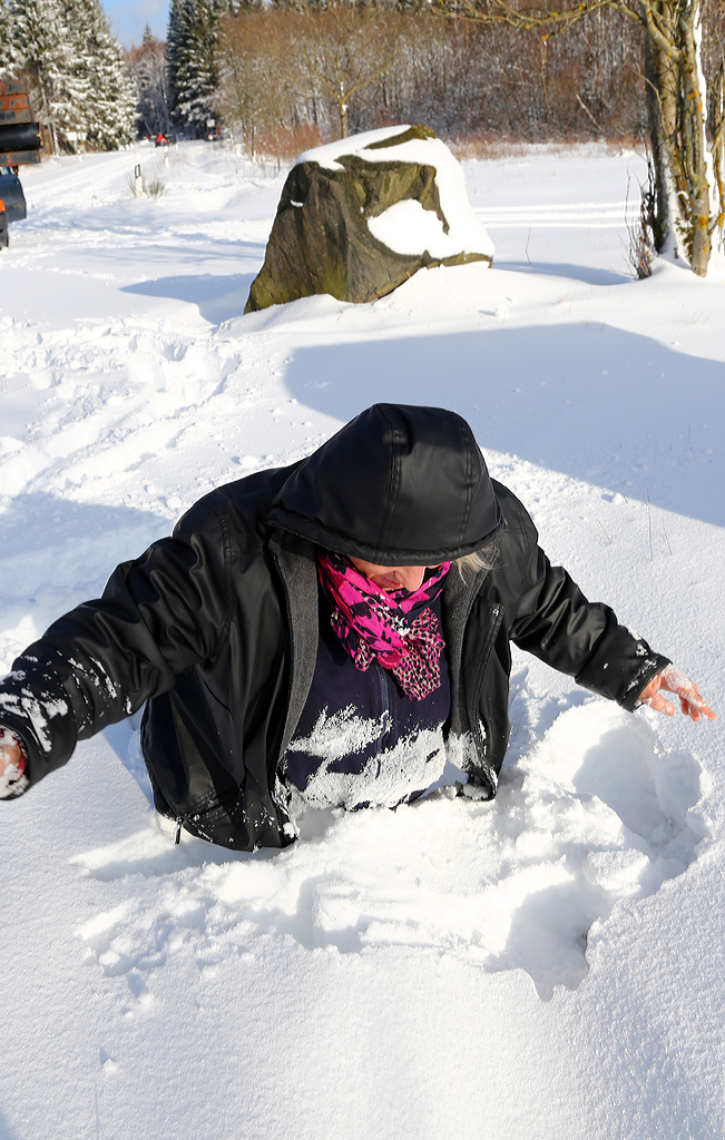 Wer nicht hren will der muss es fhlen....;-)
Man (eher Frau) wollte mir nicht glauben das es auf dem Westerwald viel Schnee gibt. Und so fuhren wir bei schnen Wetter zum Schnee, hier am 31.01.2015 bei Nisterberg.
