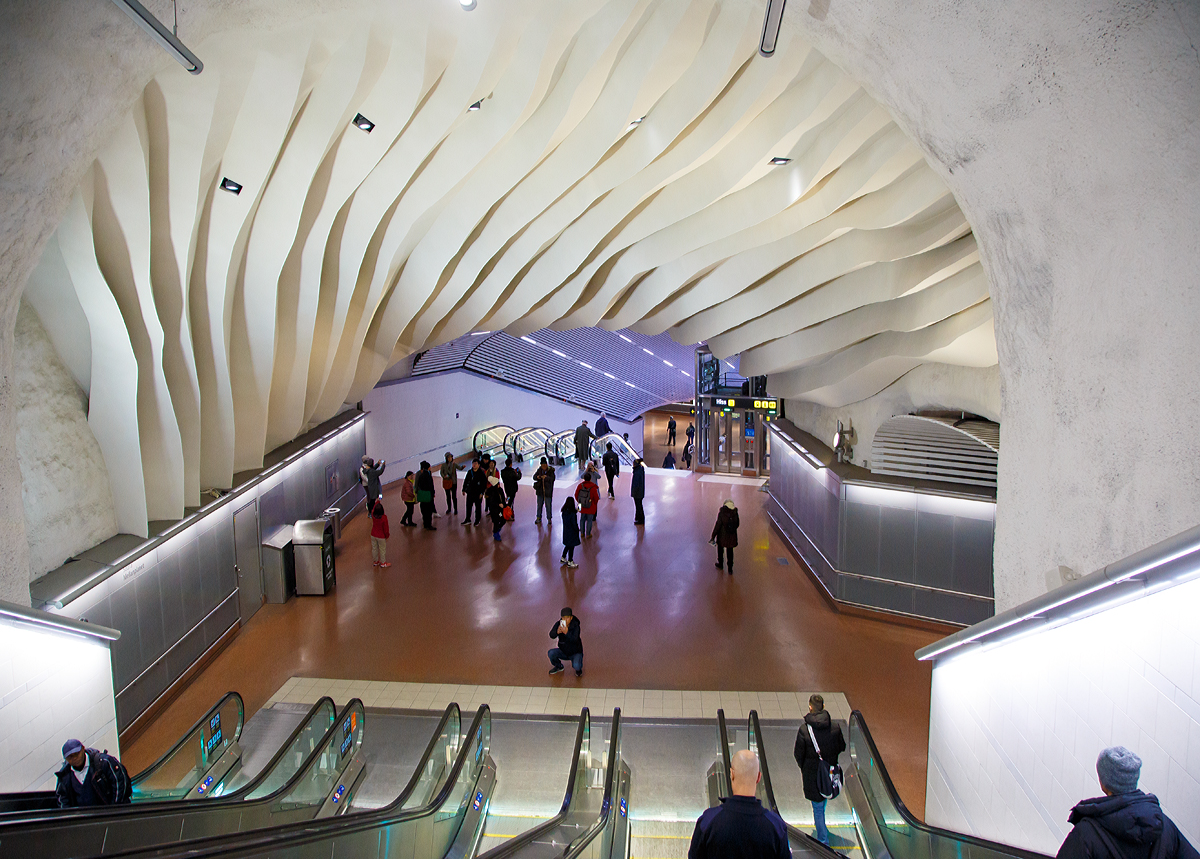 Wer von Stockholm Central mit Stockholms Pendeltåg fahren will, der muss, mit mehreren Rolltreppen 40 m in die Tiefe. Eine kleine Inspiration am 21.03.2019 auf der Abfahrt mit der Rolltreppe zu der neu errichteten Tunnelstation Stockholm City (eröffnet im  Sommer 2017).

Um Kapazitätsengpässen auf der Strecke Stockholms Södra–Stockholm C entgegen zu wirken, wurde bis Juli 2017 ein neuer Eisenbahntunnel, der sogenannte Citybanan-Tunnel, gebaut. Seitdem verkehren die Züge des Pendeltåg durch den Tunnel und halten nicht mehr in Stockholm C, sondern in der neu errichteten Tunnelstation Stockholm City, die sich unter dem U-Bahnknoten T-Centralen (in 40 m Tiefe) befindet. Die Tunnelstation umfasst vier Gleise im Richtungsbetrieb an zwei Mittelbahnsteigen mit Bahnsteigtüren und ist sowohl mit T-Centralen als auch mit dem Fernbahnhof über Rolltreppen und Aufzüge verbunden.

Stockholms Pendeltåg ist ein mit der S-Bahn in Deutschland vergleichbares Vorortzugsystem.
