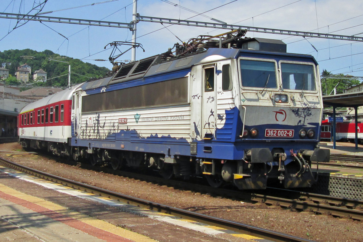 Werbe-Pershing 362 002 steht am 29 Mai 2015 in Bratislava hl.st. mit ein Rychlyk nach Zilina.