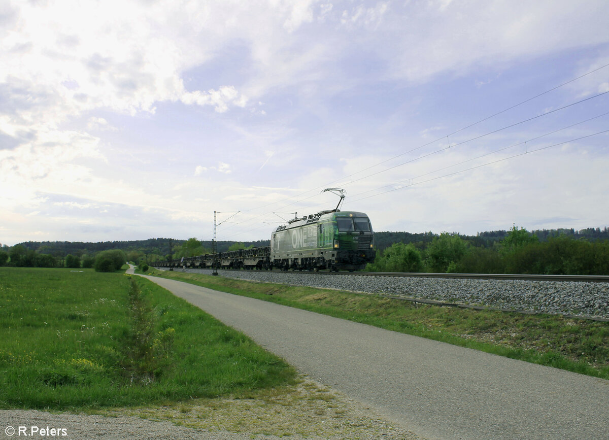 Werbe-Vectron 193 959 (LTE, Aufschrift:  energy efficiency | 7 trucks - one train | ATTRACKTIVE FORCES) mit dem leeren Kupferanodenzug bei Pölling. 28.04.24