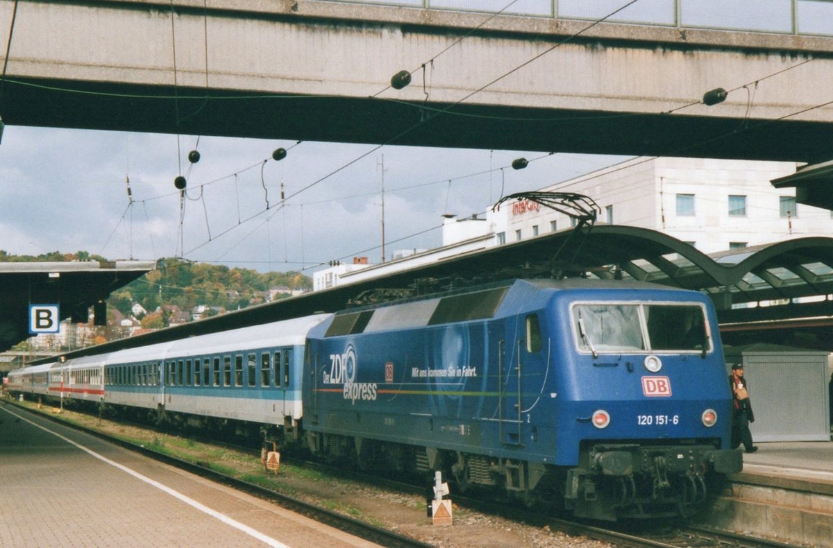 Werbelok 120 151 steht mit ein IR in Ulm am 31 Juli 1999.