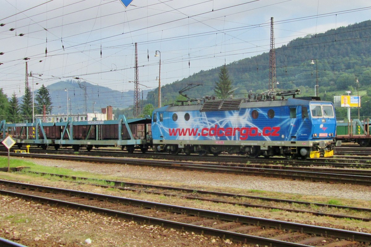 Werbelok 363 015 durchfahrt Zilina am 30 Mai 2015.