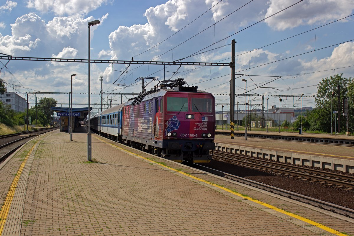 Werbelok auf tschechisch: 362 160 bewirbt die Hockey-WM, die im Vormonat in der benachbarten Slowakei stattgefunden hatte. Das j�hrlich stattfindende Turnier macht regelm��ig auch in Tschechien Station: Zuletzt 2015 und das n�chste Mal 2024. Der Zug hinter der Lok ist R987 nach Brno.
