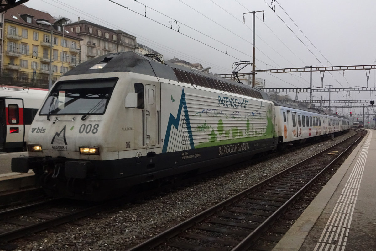 Werbezug: BLS 465 008 treft mit der Kambly-Garnitur EW-III am 1 Jänner 2020 in Neuchatel ein.