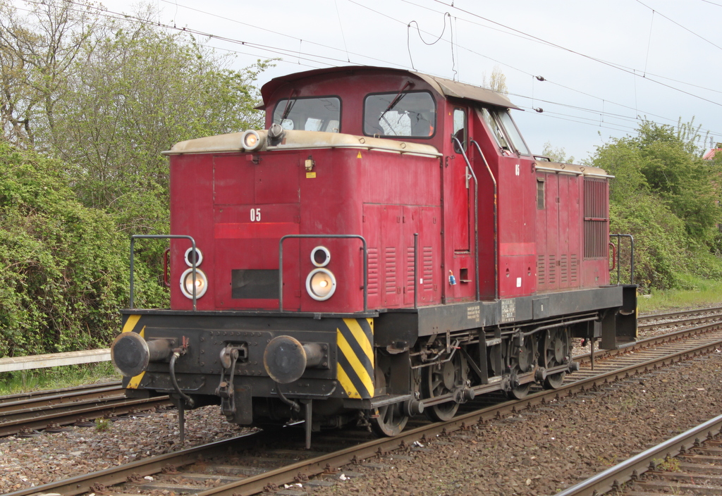 Werklok 4(Noch 05)des Rostocker Fracht und Fischereihafen beim Rangieren im Haltepunkt Rostock-Bramow.06.05.2017