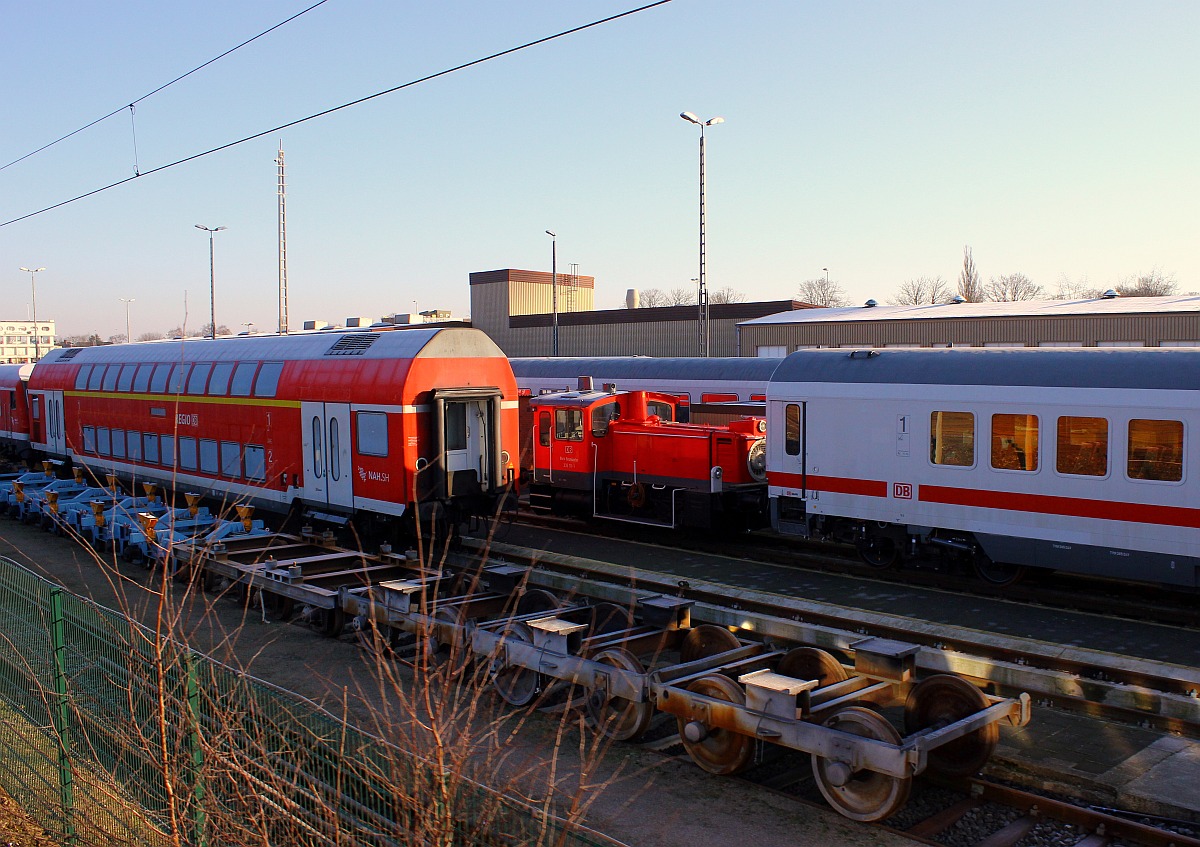 Werkslok des Aw Neumünster...3335 111-1  eingeparkt  von schadhaften Wagen aufgenommen aus der vorbeifahrenden RB 77 nach Kiel. Neumünster 17.02.2016