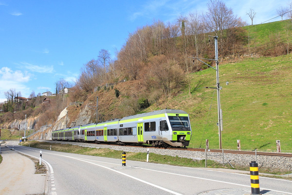 Werthenstein: Die vereingten S-Bahnzüge aus Langenthal - Huttwil (BLS NINA 032) und Langnau (BLS Lötschberger 101), die in Wolhusen miteinander verbunden wurden. 25.März 2021  