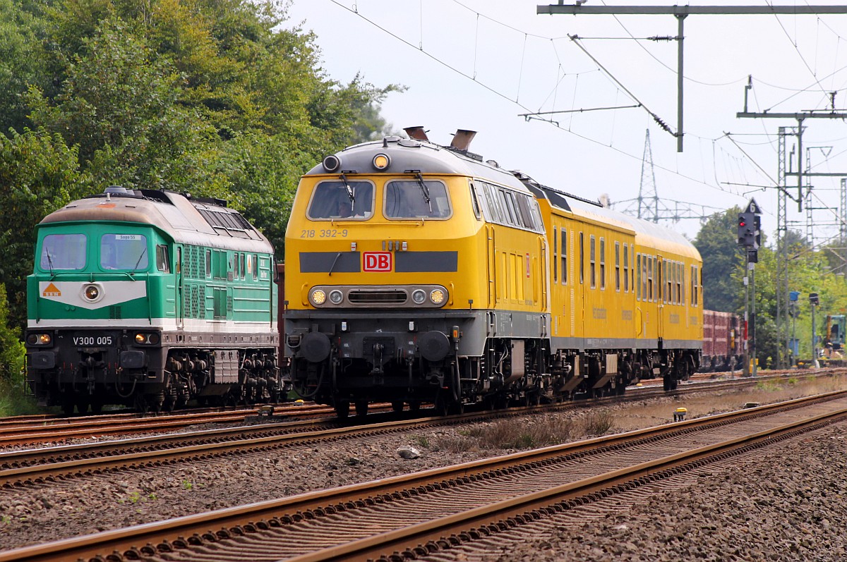 West meets Ost...Die DB Netzinstandhaltung 218 392-9 dieselt hier mit gemütlichen 50km/h und einer Messfahrt inklusive Messzug vorbei an der ex Wismut und jetzigen SBW V300.05(232 155-2)durch Jübek bei Schleswig. 11.08.2015