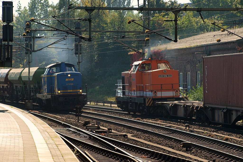 West meets Ost....MWB V 1253(212 285-1) trifft im Bhf HH-Harburg auf Locon 211(293 502-1). 30.09.2011