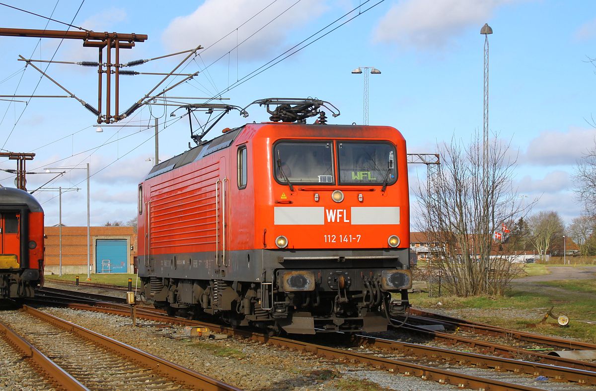 WFL 112 141-7 (REV/LDX/30.06.2015, verl. AK 15.06.2023) hat in Pattburg(DK)den D 304 an Hectorrail 241.012 übergeben und fährt Lz zurück nach Süden