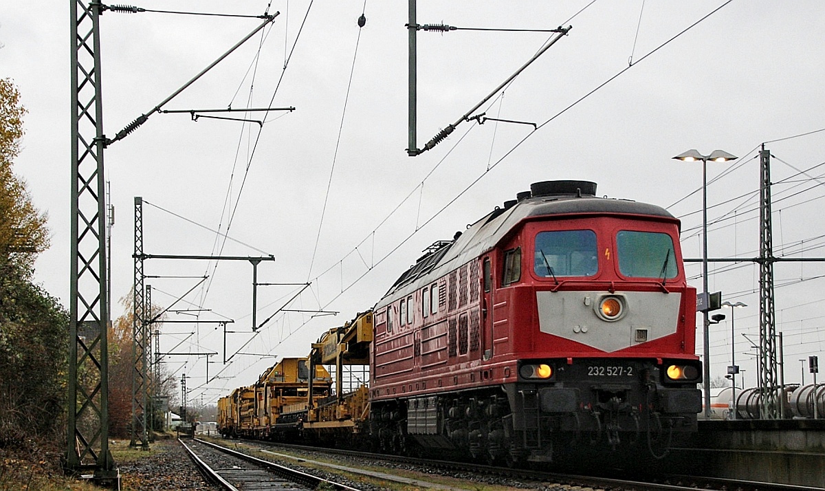 WFL 232 182-6 mit Bauzug Itzehoe 18.11.2021 [(C) D.Pinto, Bearb: M.Steiner]