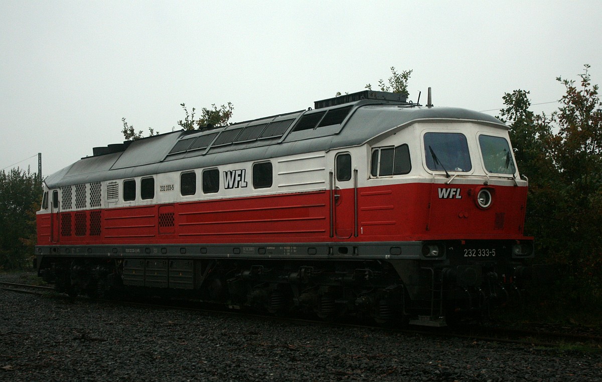 WFL 232 333-5(LTS 0547, 1976, ex DR 132 333-6, 1976 - 2007 DR und DB, 2007 - 2014 PCC Rail Polska ab 11.2014 Wedler&Franz Logistik) abgestellt in Flensburg-Weiche. Sie brachte den Neuschotterzug für die Gleisbauarbeiten zwischen Schleswig und Jübek. Flensburg-Weiche 18.10.2015