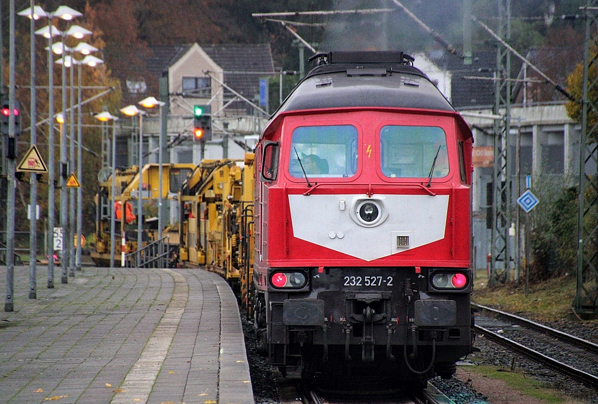 WFL 232 527-2 drückt ihren Bauzug nun Richtung Baustelle. tzehoe 18.11.2021 [(C) D.Pinto, Bearb: M.Steiner]