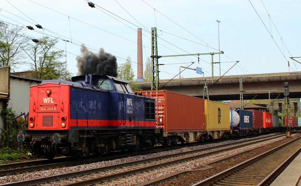 WFL (9880)3202 264-8 dieselt hier deutlich zu sehen mit einem Containerzug durch HH-Harburg. Lokgeschichte:LEW 12546, 1970 an DR 110 264-9, 1984 Remotorisiert, 1985 Umzeichnung 112 264-7, 1992 Umzeichnung in 202 264-8, 1999 z-Stellung, 2000 a(Bh Görlitz), danach unterwegs als 203 504-6 und 745 502-5, seit 2013 wieder bei der WFL. Hamburg Harburg am 28.04.2012(üaVinG)