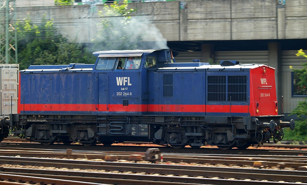 WFL Lok 17(9880 3)202 264-8 dieselt hier durch HH-Harburg. 01.07.2011