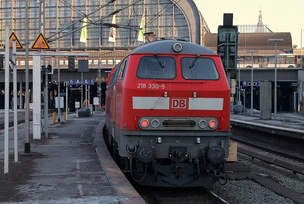 Wie angekündigt kam der RE 21499  Sprinter  aus Kiel über Lübeck nach Hamburg gefahren, geschoben wurde er von 218 330-9(die mit dem Cat-Motor). HH-Hbf 03.04.2013