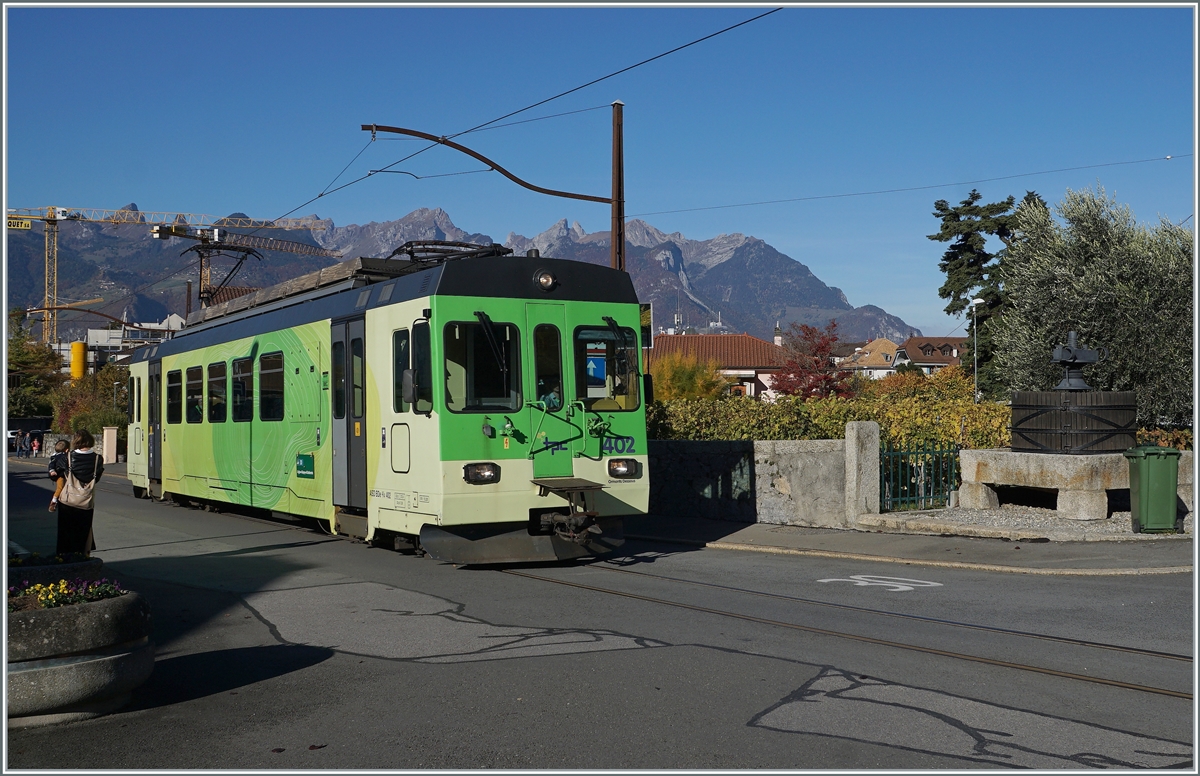 Wie auch die A-L verläuft das Trasse der ASD ab dem SBB Bahnhof bis ausserhalb des Stadtgebietes von Aigle mitten auf der Strasse. Im Bild der ADS BDe 4/4 402 auf dem Weg in Richtung Les Daiblerets. 

27. Okt. 2021