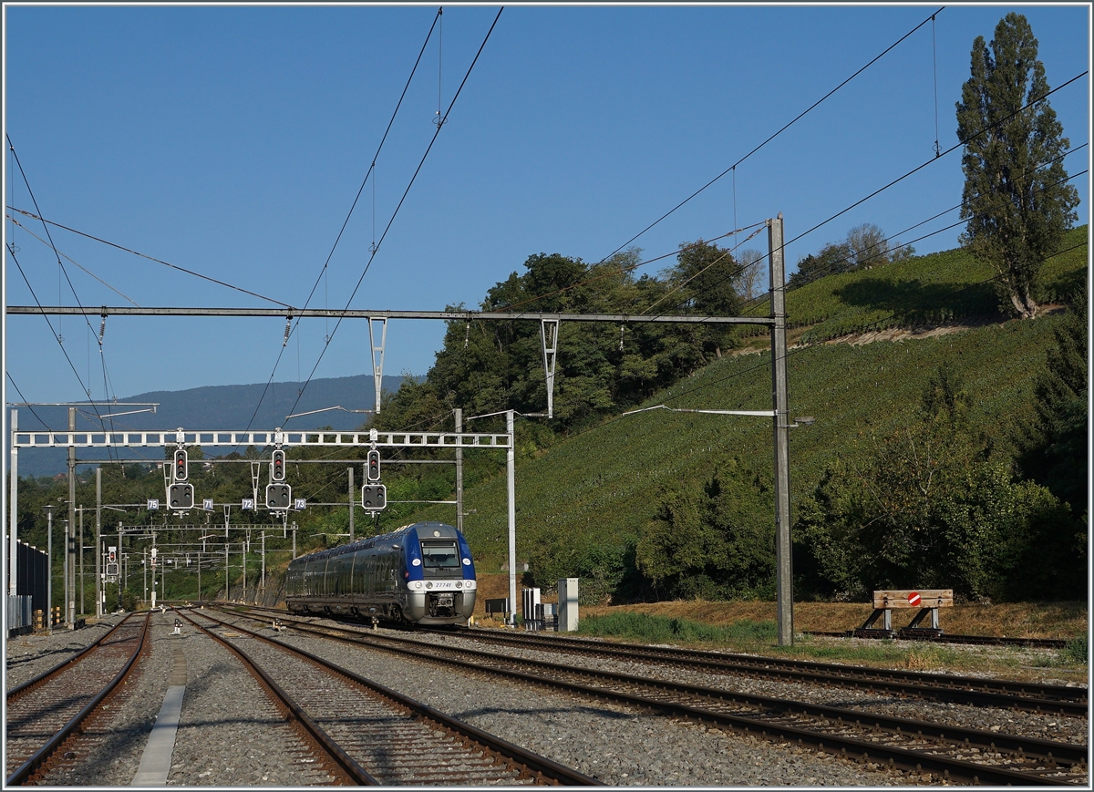 Wie befürchtet drängen nun nach den Sommerferien vermehrt Triebzüge in den TER  Lyon  Umläufe und verdrängen die E-Lok BB 22200  Nez-Cassé .

Der Z 27741 auf dem Weg von Lyon nach Genève bei der Durchfahrt in La Plaine. 

6. September 2021