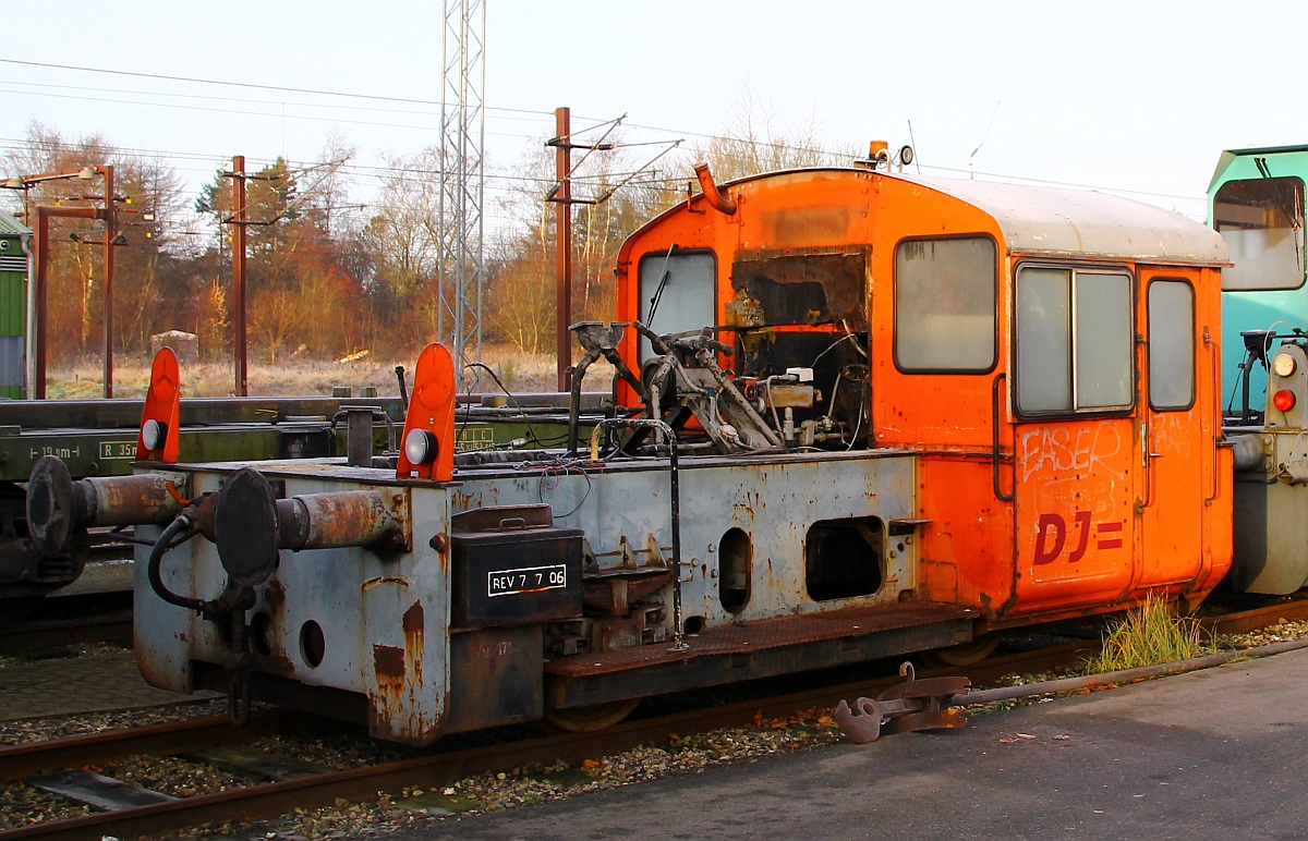 Wie bei der anderen Köf sind auch hier bei dieser Köf die lebenserhaltenden Teile (Motor,Getriebe) ausgebaut und nur der Luftpresser ragt noch heraus. Padborg 02.12.2013