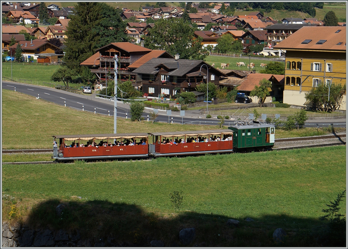 Wie bei Bergbahnen so blich verkehren bei starkem Andronagn an Fahrgsten statt einem gleich mehrere Zge, so dass der SPB 647 kurz nach der Abfahrt in Wilderswil gleich in drei Versionen fotografiert werden konnte.
12. Juli 2015