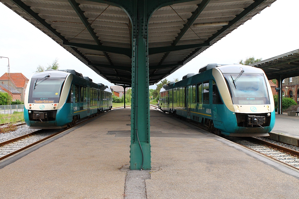 Wie in Eckernförde z.B muss auch hier wegen der eingleisigen Strecke nach Niebüll eine Zugbegegnung stattfinden, Arriva AR 2047(Lint II 95 86 001 2047-7/002 2047-8)und AR 1009(Lint I 95 86 001 1009-1/002 1009-9)verkehren an diesem Tage zwischen Niebüll und Esbjerg/DK. Tønder 08.06.2013