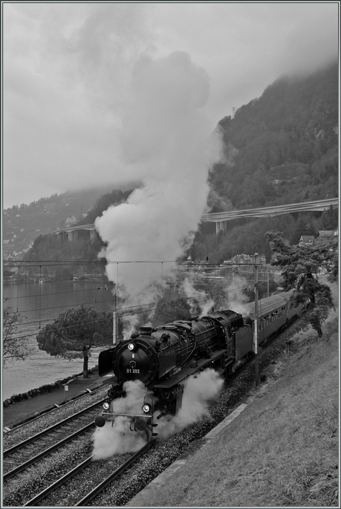 Wie erfreulich (für die Fotografen): Ein Flirt bremste den Dampfzug beim Einfahrsignal von Villeneuve aus, und die nachdem die 01 202 freie Fahrt bekam rauchte und dampte sie aufs schönste!
18. Jan. 2014