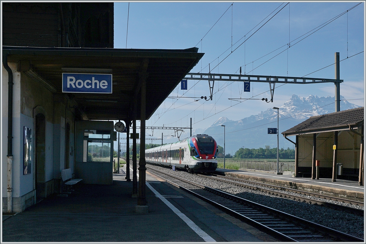 Wie gut habe ich das Stationsschild von Roche VD mit aufs Bild genommen, sonst würde man nur schwer erkennen, dass der TILO FLIRT RABe 524 101 (ETR 524) ziemlich abseits seiner gewohnten Routen unterwegs ist.

12. Mai 2012