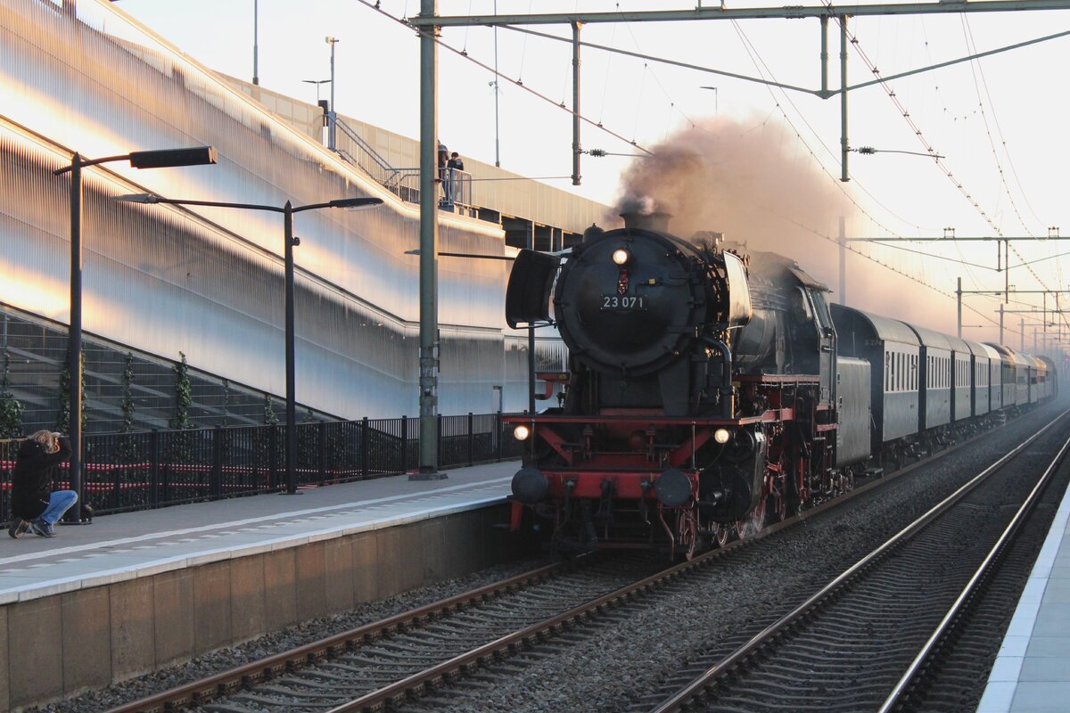 Wie jedem Jahr fahrt VSM auch in 2023 einige Dampfpendelzge zwischen Arnhem und ein andere Stadt. Diesmal wurde Nijmegen erkoren. Am 17 Dezember 2023 durchfahrt der Dampdpendelzug mit 23 071 Elst -gerade mitten ins Strecke Nijmegen-Arnhem. 