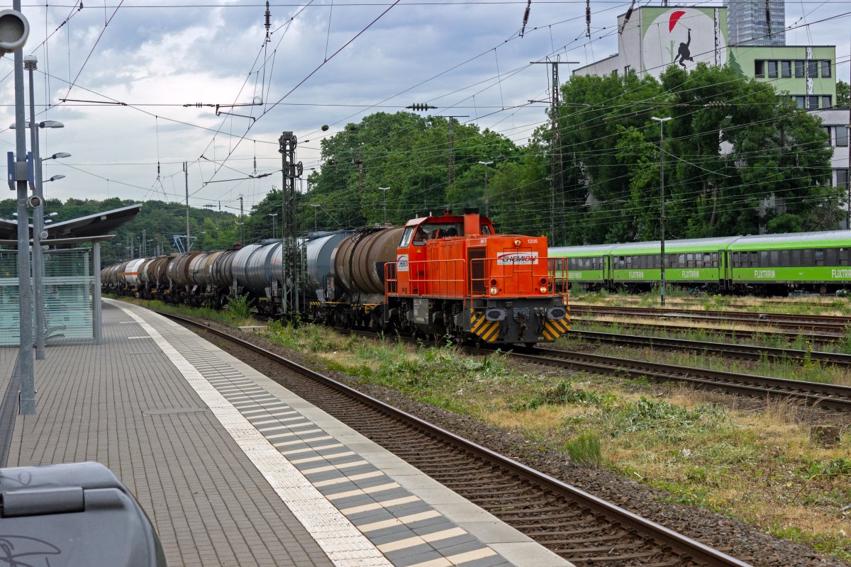 Wie der Name vermuten lsst, ist die Firma chemion in der Gefahrgut-Logistik zwischen den zahlreichen Chemiefabriken im Rheinland ttig. Mit einer Reihe Kesselwagen ist die Diesellok 1275 003 in Kln-West unterwegs.