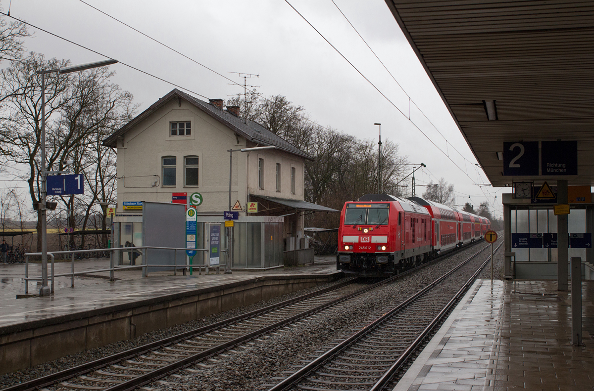 Wie das Salz auf das Ei gehört 245 012-0 auf die KBS 940. Am 09.03.17 durchfährt sie mit einem typischen Doppelstockzug den Haltepunkt Poing auf ihrem Weg nach Mühldorf am Inn.