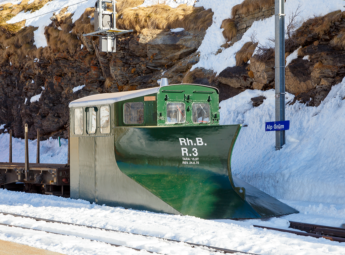 Wieder im altem dunkelgrnen Farbkleid und im Ursprungszustand: 
Der historische Schneepflug RhB R 3 (Rh.B R.3), ex RhB X 9103 (1954 bis 2017) am 20.02.2017 im Bahnhof Alp Grm (2.091 m . M.). Der Pflug war am Ende eines Zugverbandes in Fahrtrichtung Pontresina, dieser musste unseren Regiozug erst passieren lassen. 

Schneepflug wurde 1903 von Schweizerische Lokomotiv- und Maschinenfabrik (SLM) in Winterthur gebaut. Der Pflug hat einen liegenden Keil, der den Schnee zuerst anhebt, sowie einen weiter hinten angesetzten stehenden Keil, der den Schnee teilt und nach beiden Seiten auswirft. 

TECHNISCHE DATEN: 
Spurweite: 1.000 mm (Meterspur)
Anzahl der Achsen: 2 
Eigengewicht: 15, 6 t 
Lnge ber Puffer: 6,90m  
zulssige Geschwindigkeit: 40 km/h