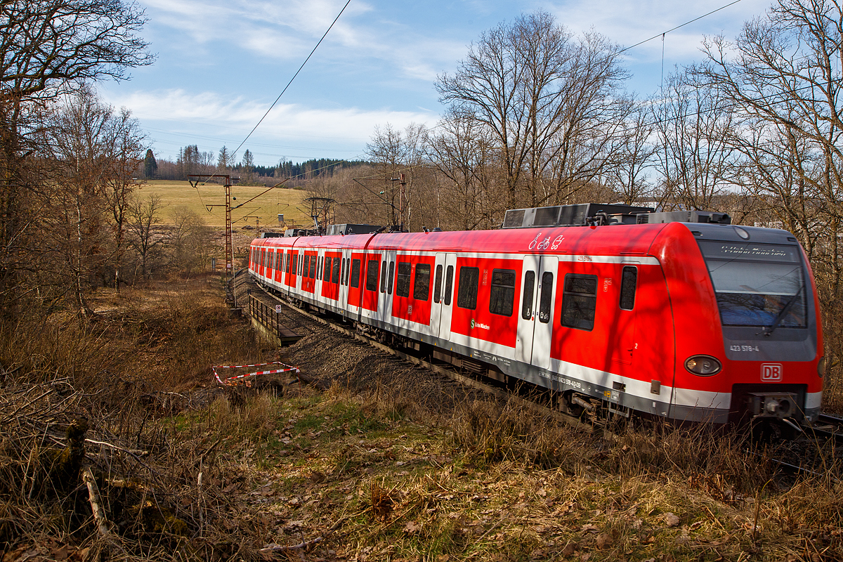 Wieder ein ET 423 auf Abwegen, hier nun der S-Bahn Mnchen.....
Der vierteilige Elektrotriebzug 423 578-4 / 433 578-2 / 433 078-3 / 423 078-5 ein „Kurzzug“ der Baureihe 423 (1. Bauserie) der S-Bahn Mnchen ( DB Regio Bayern) fhrt am 13.03.2022 bei Wilnsdorf-Rudersdorf ber die Dillstrecke (evtl. mit Ziel Mnchen) in Richtung Frankfurt. Gleich geht es auf den Rudersdorfer Viadukt.

Dieser Triebzug wurde 1999/ 2000 von ADtranz unter den Fabriknummern 174454, 174324, 174389 und 174259 gebaut.