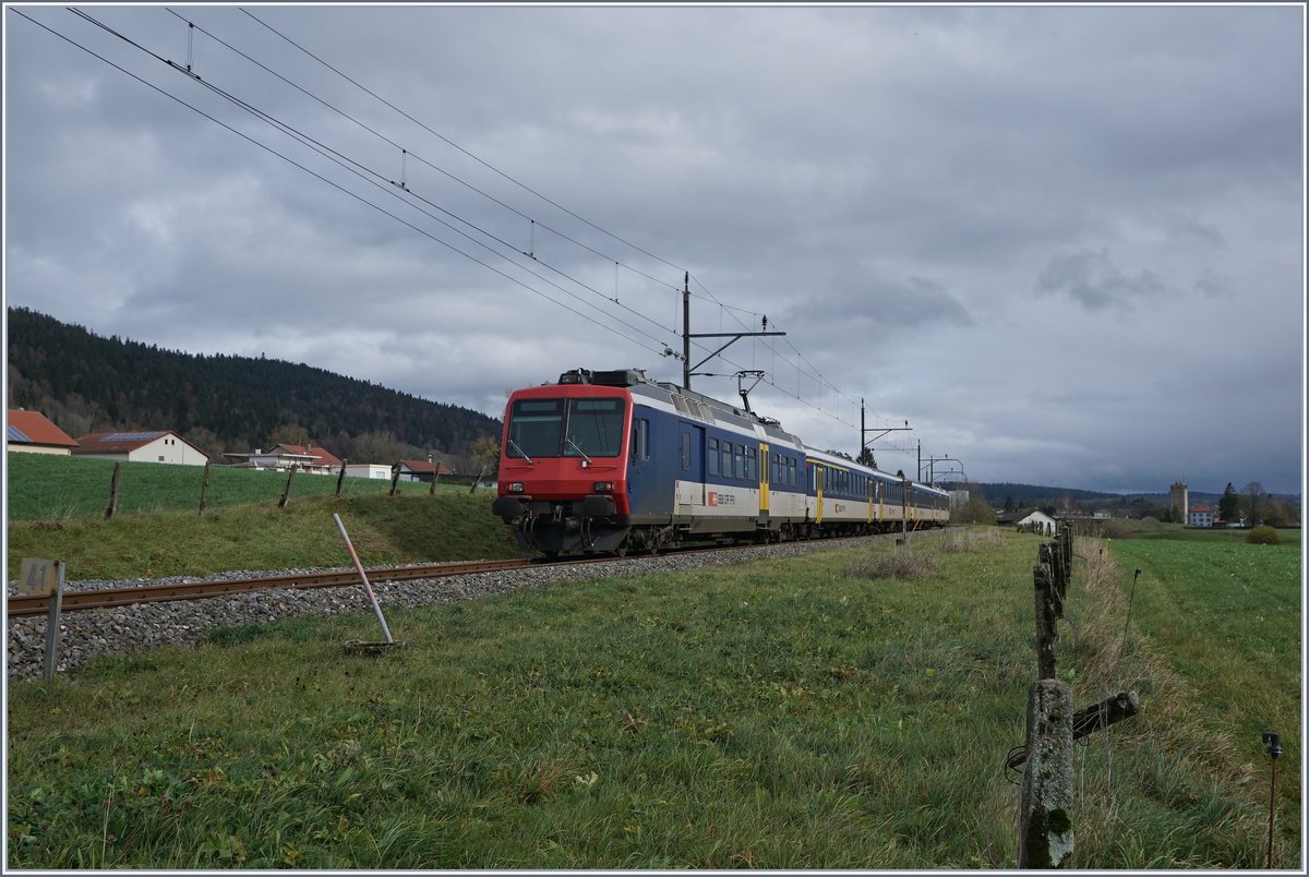 Wieder in der Schweiz: der RE 18121 hat die Grenze passiert und wird in Kürze Les Verrières erreichen. 

5. Nov. 2019