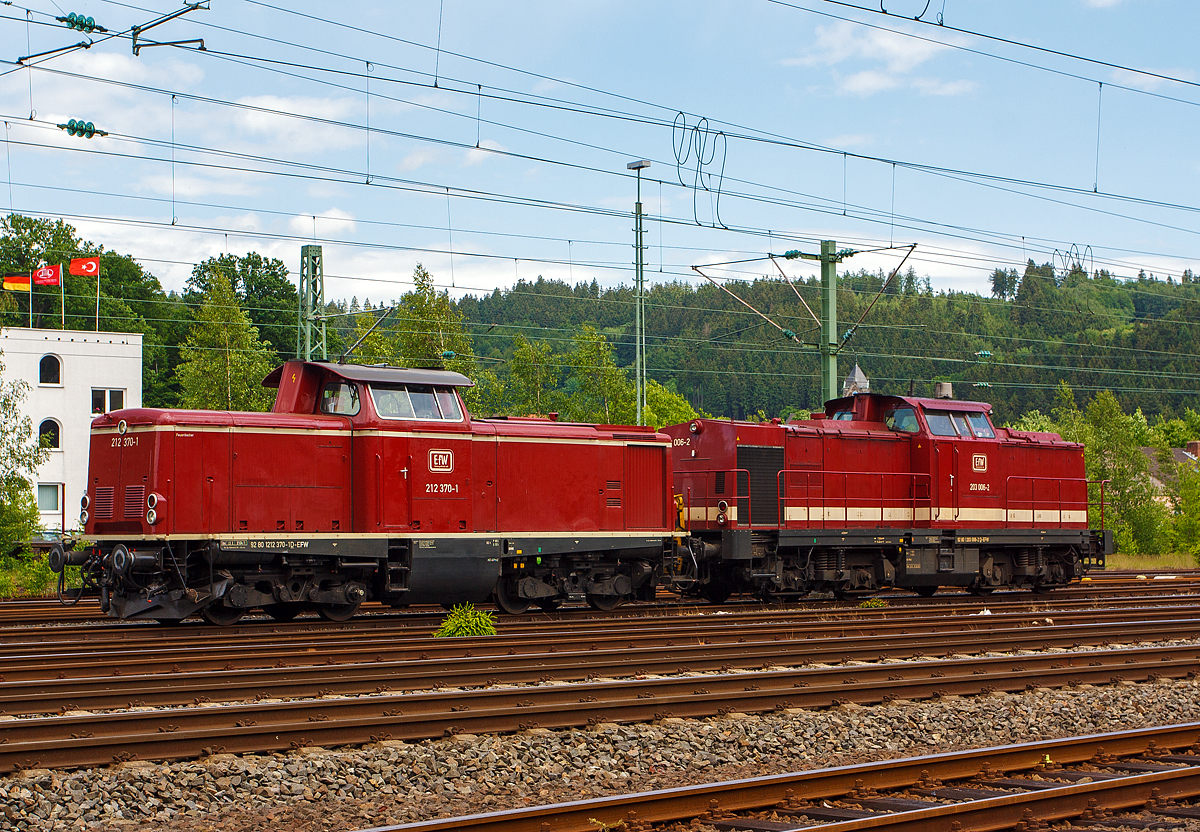 
Wiedervereinigung von West und Ost - Zwei V 100 (1x ex DB und 1x ex DR), beide gehören der EfW-Verkehrsgesellschaft mbH, abgestellt am 08.06.2012 in Betzdorf (Sieg): 
Links die 212 370-1 (92 80 1212 370-1 D-EFW), ex DB V100 2370, sie wurde 1965 bei Deutz unter der Fabrik-Nr. 57770 gebaut;   
Rechts die 203 006-2 (92 80 1203 006-2 D-EFW), ex DR 110 530-3 > ex DR 112 530-1 > ex DR 202 530-2   > ALS 203 005-4), sie wurde 1973 bei LEW (VEB Lokomotivbau Elektrotechnische Werke „Hans Beimler“ Hennigsdorf) unter der Fabrik-Nr. 13569 gebaut.