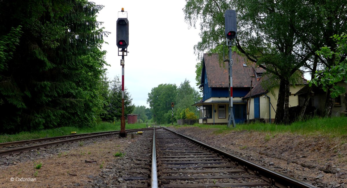 Wietzendorf - Bahnhofsgebäude, Schienen und Signalanlagen. Kein Personenverkehr mehr, lediglich gelegentlicher Güterverkehr.