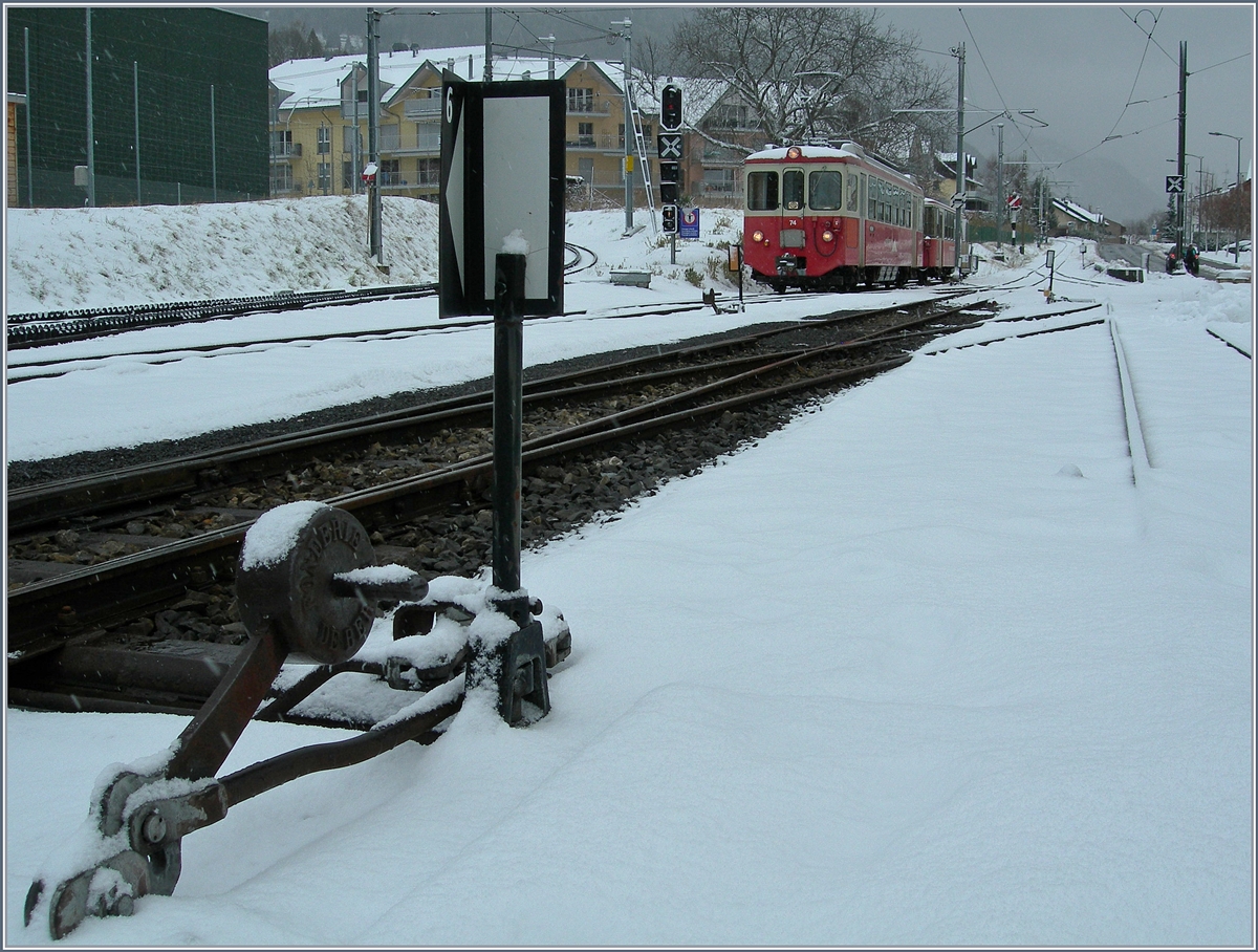 Winter in Blonay: da meine kleine Knipse sowohl das Weichensignal als auch den BDeh 2/4 74 einigermassen scharf hinbekommen hat, beschloss ich, dieses hier zu zeigen.
13. Jan. 2017